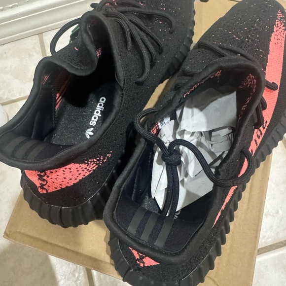 Adidas Yeezy Boost 350 V2 - Black and red “bred” or “red” size men’s 10 - Picture 4 of 6
